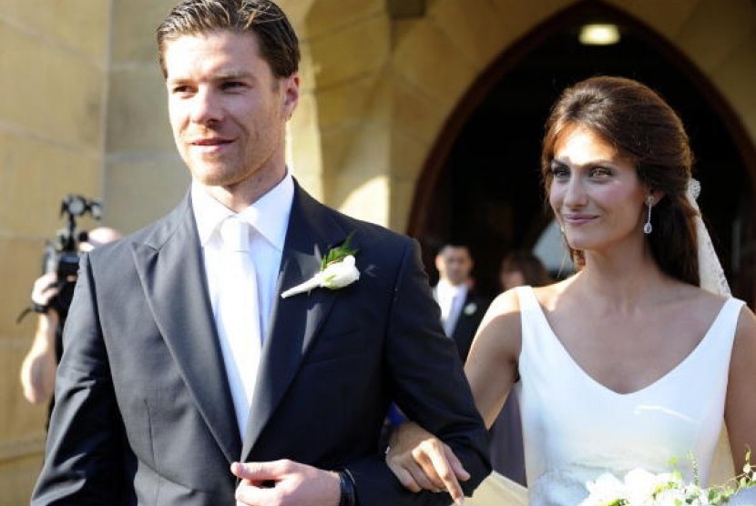 Pesepakbola Real Madrid Xabi Alonso (kiri) dan Nagore Aranburu (kanan).