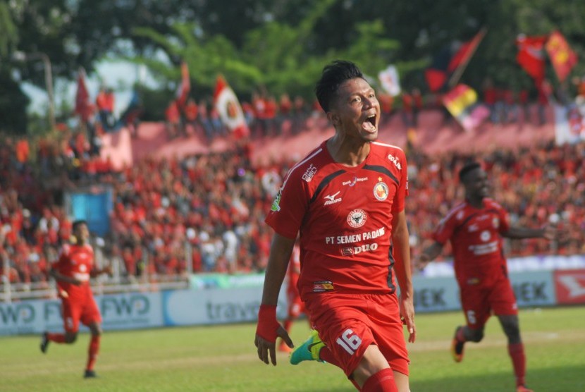 Pesepakbola Semen Padang FC, Agung Prasetyo melakukan selebrasi usai mencetak gol ke gawang Perseru Serui, pada pertandingan pekan ke-32, Liga 1 di Stadion GOR H Agus Salim, Padang, Sumatera Barat, Sabtu (28/10). Semen Padang FC mengalahkan Perseru 3-1.