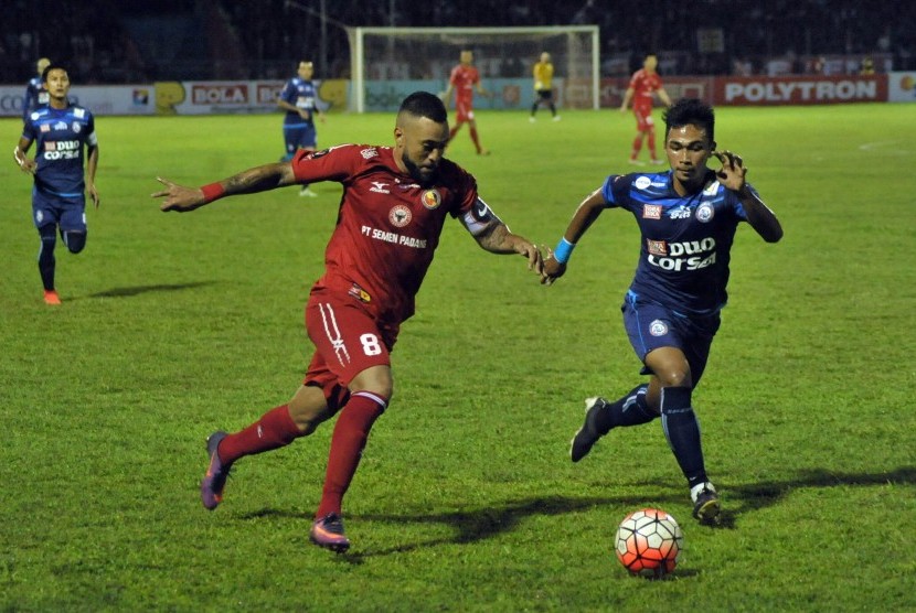 Pesepakbola Semen Padang FC, Marcel Sacramento (kiri) mengejar bola dibayangi pemain Arema FC, Bagas Adi Nugroho (kanan) pada pertandingan Semifinal Piala Presiden 2017, di Stadion GOR H Agus Salim, Padang, Sumatera Barat, Kamis (2/3). 