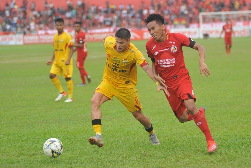 Pesepakbola Semen Padang FC, Rudi (kanan) mengejar bola yang dihadang pemain Bhayangkara FC, Ramiro (kiri) pada lanjutan pertandingan Liga 1, di Stadion GOR H Agus Salim, Padang, Sumatera Barat, Rabu (14/7/2019). 
