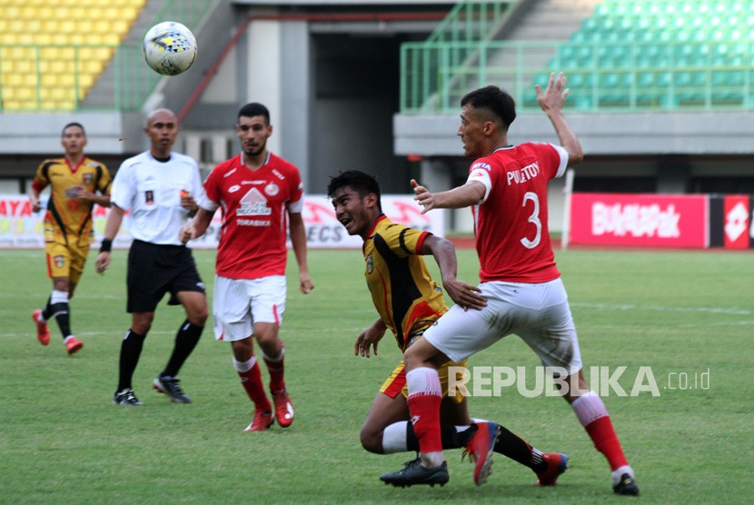 Pesepakbola Semen Padang FC Shukurali Pulatov (kanan) berebut bola dengan pesepakbola Mitra Kukar FC Muhammad Rafly Mursalim (kedua kanan) pada pertandingan Piala Presiden 2019, di Stadion Patriot Candrabhaga, Bekasi, Jawa Barat, Kamis (14/3/2019).