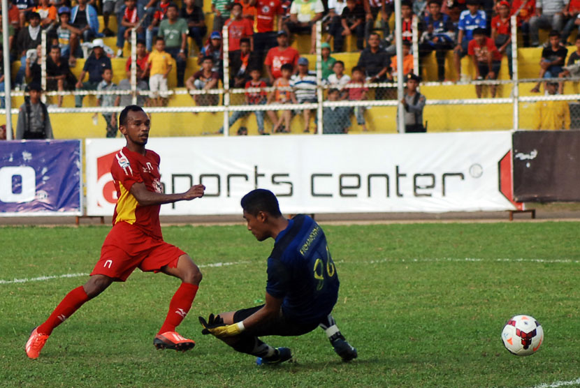 Pesepakbola Semen Padang, Nur Iskandar (kiri), mencetak gol dengan melesakkan bola melewati penjaga gawang Persik Kediri, Sandy Firmansyah, pada pertandingan lanjutan Indonesia Super League (ISL) di Stadion Agus Salim, Padang, Minggu (25/5). 