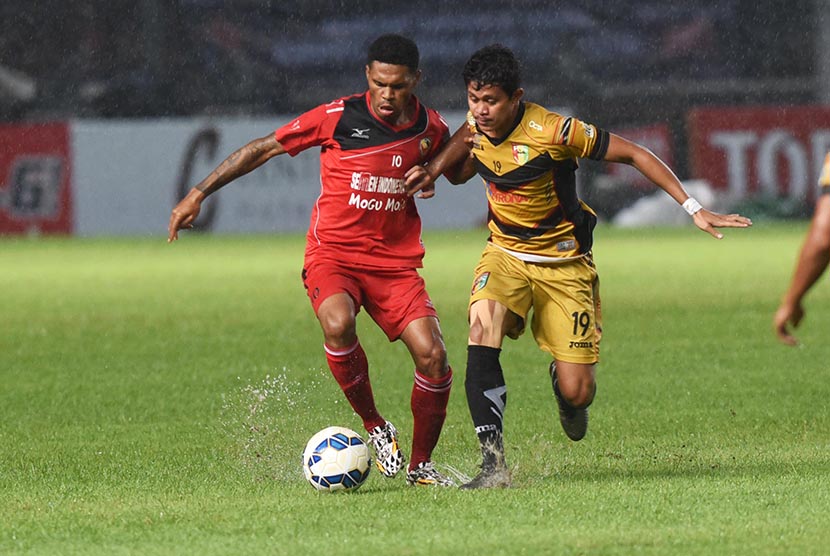 Pesepakbola Semen Padang Vendry Mofu (kiri) berebut bola dengan pesepakbola Mitra Kukar Rizky Pellu.