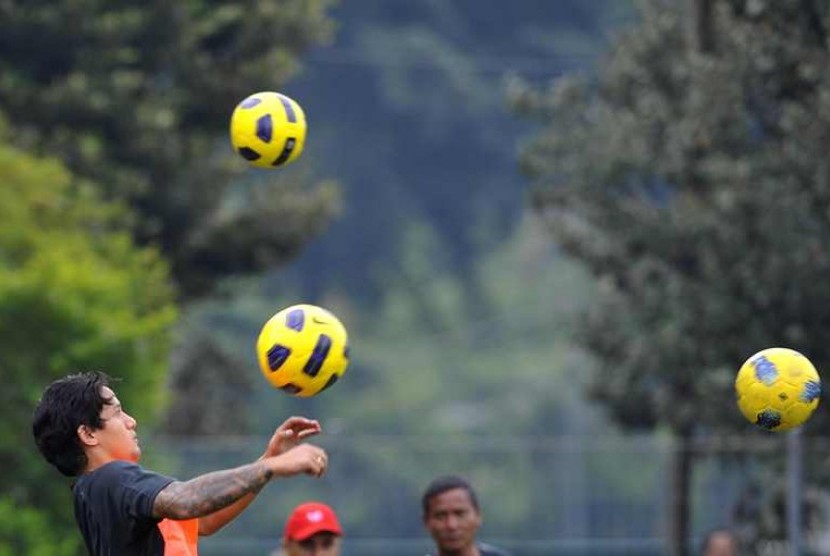 Pesepakbola tim nasional Indonesia, Irfan Bachdim menjalani latihan perdana jelang laga persahabatan melawan Filipina di lapangan C Senayan, Jakarta, Jumat (1/6). Latihan perdana jelang laga persahabatan lawan Filipina pada Selasa (5/6) tersebut baru diiku