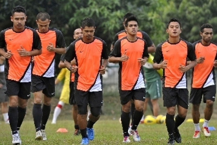 Pesepakbola Tim Nasional Indonesia senior mengikuti sesi latihan di Lapangan C, Senayan, Jakarta.