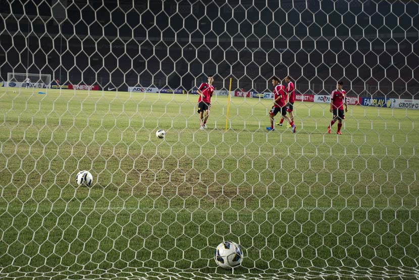 Pesepakbola timnas Cina menggelar sesi latihan menjelang pertandingan melawan Indonesia di Stadion Utama Gelora Bung Karno, Senayan, Jakarta, Senin (14/10) malam. (Antara/Ismar Patrizki)