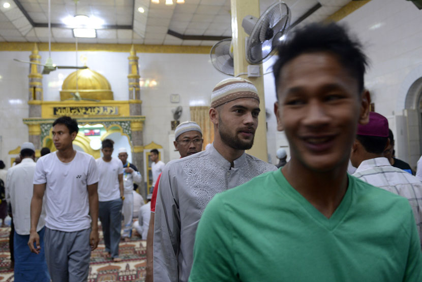  Pesepakbola timnas Indonesia Diego Michiels (kedua kanan) dan Yandi Sofyan Munawar (kanan) berjalan keluar seusai melaksanakan shalat jumat di Masjid Jamee, Lewe, Naypyitaw, Myanmar, Jumat (20/2).  (Antara/Prasetyo Utomo)