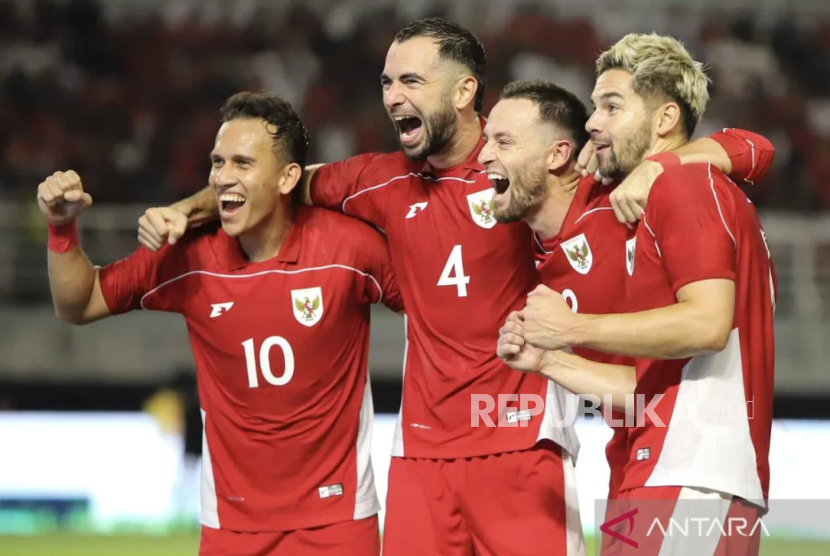 Pesepakbola Timnas Indonesia, Egy Maulana Vikri (kiri), Jordi Amat (kedua kiri), Marc Klok (kedua kanan) dan Sandy Walsh (kanan) merayakan gol kemenangan di laga persahabatan FIFA Match Day, Jumat (5/9/2025). Indonesia menang telak 6-0 melawan China Taipei di Stadion Gelora Bung Tomo, Surabaya, Jawa Timur.
