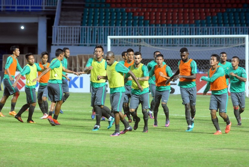 Skuat timnas Indonesia melakukan latihan uji coba lapangan stadion Pakansari jelang laga Indonesia lawan Vietnam, Jumat (2/12). Latihan dilakukan jelang laga putaran pertama semifinal Piala AFF 2016 antara Indonesia lawan Vietna