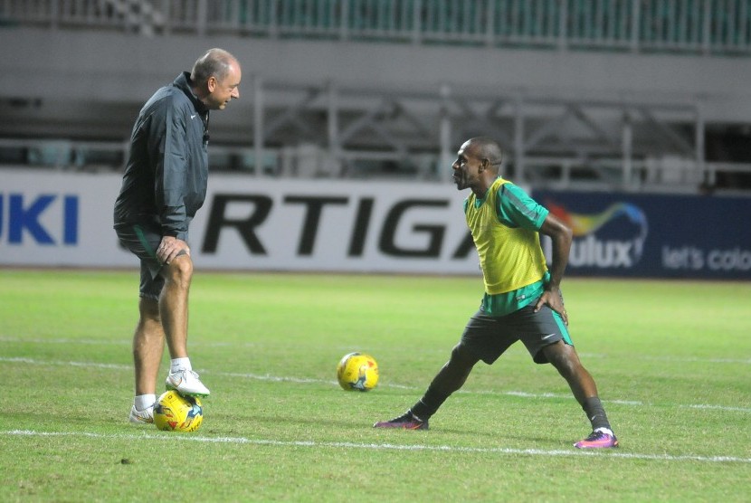 Pesepakbola Timnas Indonesia melakukan latihan uji coba lapangan Stadion Pakansari jelang laga Indonesia lawan Vietnam di Stadion Pakansari, Jumat (2/12). Latihan dilakukan jelang laga putaran pertama Semi Final Piala AFF 2016 antara Indonesia lawan Vietna