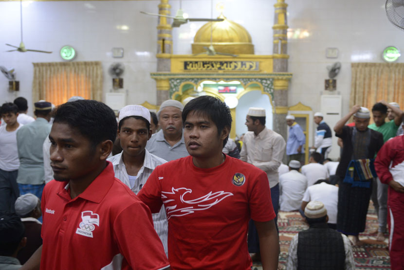  Pesepakbola timnas Indonesia Ramdani Lestaluhu (kiri) dan Elgi Melgiansyah (kanan) berjalan keluar seusai melaksanakan shalat Jumat di Masjid Jamee, Lewe, Naypyitaw, Myanmar, Jumat (20/2).    (Antara/Prasetyo Utomo)