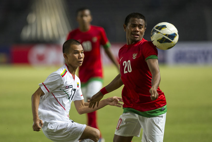  Pesepakbola timnas Indonesia U-19, Ilham Udin Armaiyn (20), dan pesepakbola timnas Myanmar U-19, Nan Wai Min (27), berjibaku berebut bola saat laga uji coba di Stadion Utama Gelora Bung Karno, Senayan, Jakarta, Senin (5/5) malam. (Antara/Ismar Patrizki)