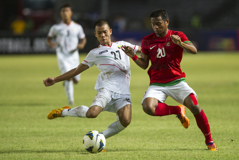  Pesepakbola timnas Indonesia U-19, Ilham Udin Armaiyn (kanan), dan pesepakbola timnas Myanmar U-19, Nan Wai Min (kiri), berjibaku berebut bola saat laga uji coba di Stadion Utama Gelora Bung Karno, Senayan, Jakarta, Senin (5/5) malam. (Antara/Ismar Patriz