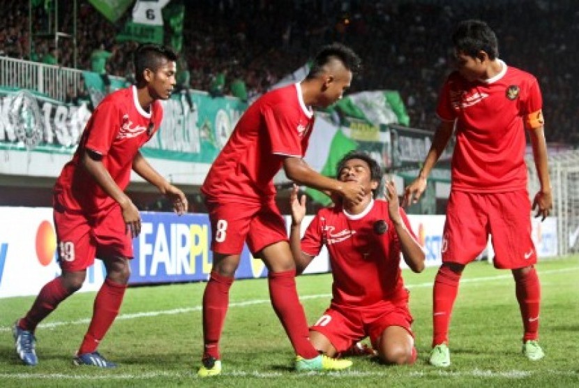 Pesepakbola Timnas Indonesia U-19, Ilham Udin Armayn (kedua kanan) melakukan selebrasi bersama rekannya seusai mencetak gol ke gawang PSS Sleman pada pertandingan uji coba di Stadion Maguwoharjo, Sleman, Yogyakarta, Senin (3/2). Timnas menang dengan skor 1