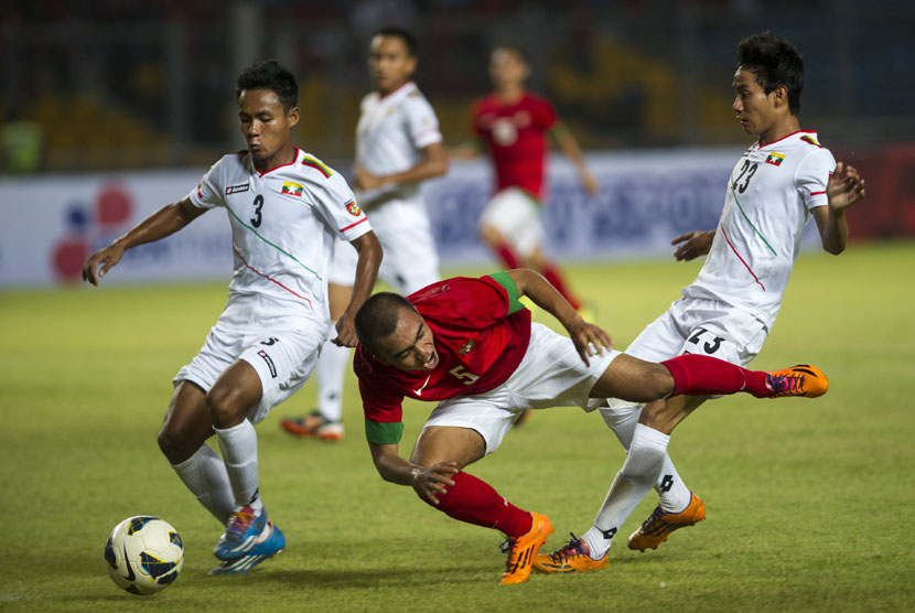 Pesepakbola timnas Indonesia U-19, Muhammad Fatchu Rochman (5), terjatuh saat berebut bola dengan pesepakbola Myanmar U-19 dalam laga uji coba di Stadion Utama Gelora Bung Karno, Senayan, Jakarta, Senin (5/5) malam. 