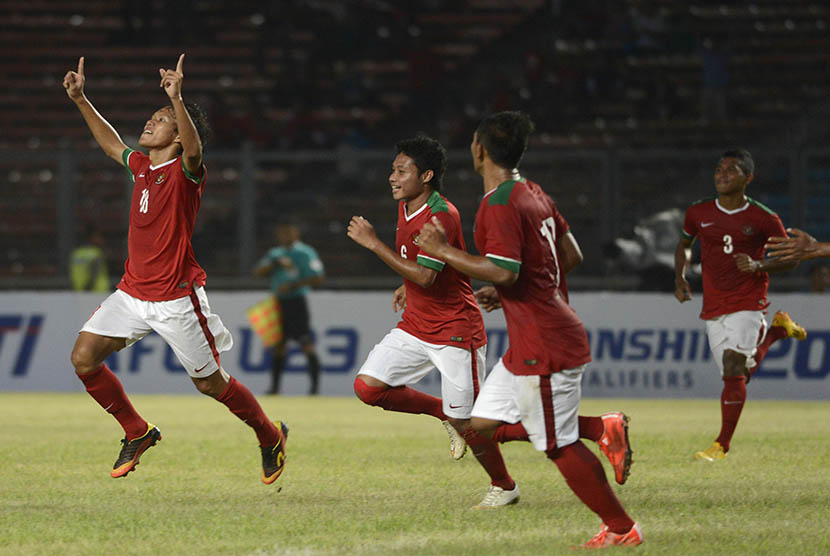 Pesepakbola Timnas Indonesia U-23 Adam Alis Setyano (kiri) bersama rekannya meluapkan kegembiraannya usai mencetak gol ke gawang Timor Leste U-23 pada pertandingan kualifikasi Piala Asia U-23 2016 di Stadion Utama Gelora Bung Karno, Jakarta, Jumat (27/3). 