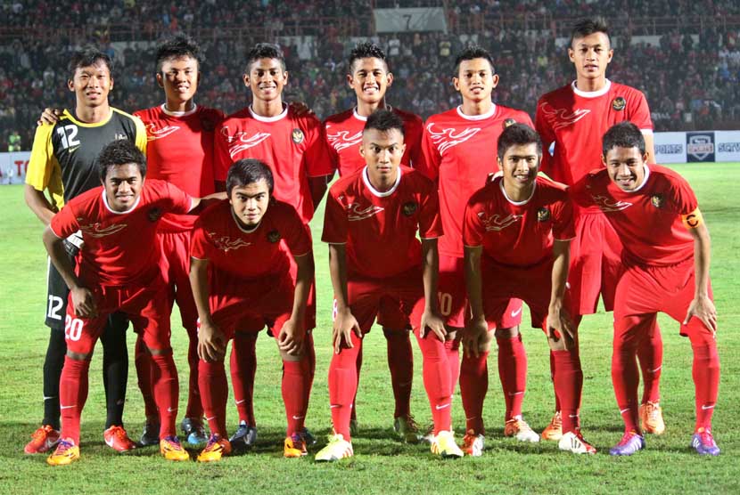 Pesepakbola Timnas Indonesia U19 berfoto bersama sebelum laga ujicoba melawan Persiba Bantul di Stadion Sultan Agung, Bantul, Yogyakarta, Rabu (5/2) malam.