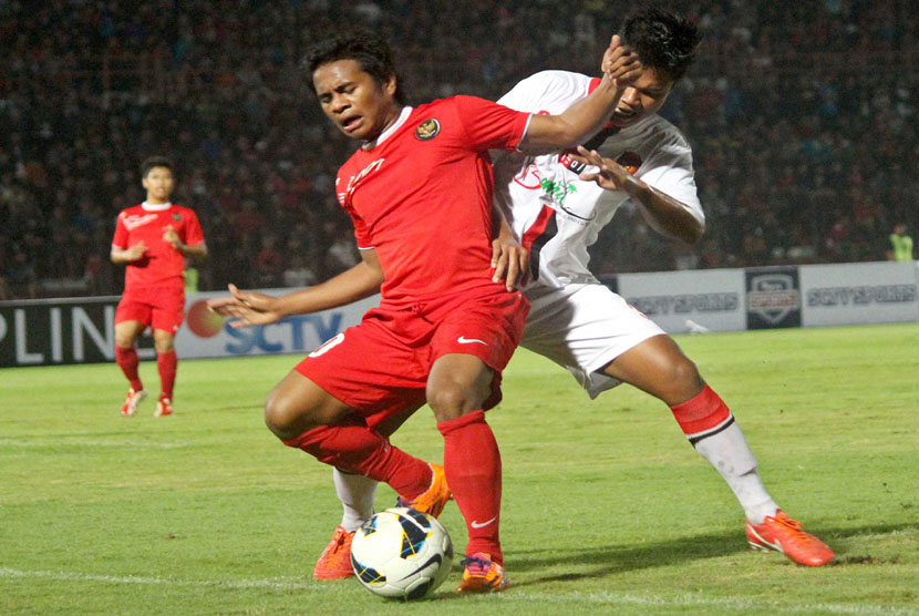 Pesepakbola Timnas Indonesia U19, Ilham Udin Armaiyn (kiri) berebut bola dengan pesepakbola Persiba Bantul, Rico (kanan) pada laga ujicoba di Stadion Sultan Agung, Bantul, Yogyakarta, Rabu (5/2) malam. 