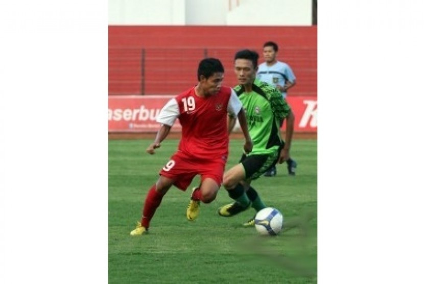  Pesepakbola Timnas U-19, Evan Dimas (kiri) berebut bola dengan pesepakbola Bantul, Sadan (kanan) pada pertandingan uji coba di stadion Sultan Agung, Bantul. Timnas U-19, melakukan beberapa laga uji coba di Yogyakarta untuk mempermatang persiapan Piala AFF