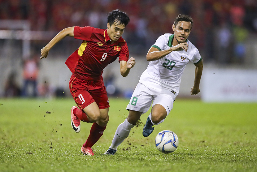  Pesepakbola Vietnam Nguyen Vam Toan (kiri) berebut bola dengan pemain Timnas Muhammad Rezaldi Hehanusa pada babak penyisihan Grup B SEA Games XXIX di Stadion di Stadion Selayang, Selangor, Malaysia, Selasa (22/8).