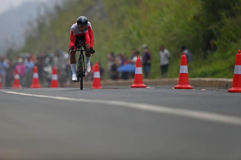 Pesepeda Aiman Cahyadi memacu sepedanya pada perlombaan nomor individual time trial road cycling putra SEA Games Vietnam 2021 di Hoa Binh, Vietnam, Jumat (20/5/2022). Aiman meraih medali perak dalam perlombaan tersebut dengan catatan waktu 48 menit 37,903 detik. 