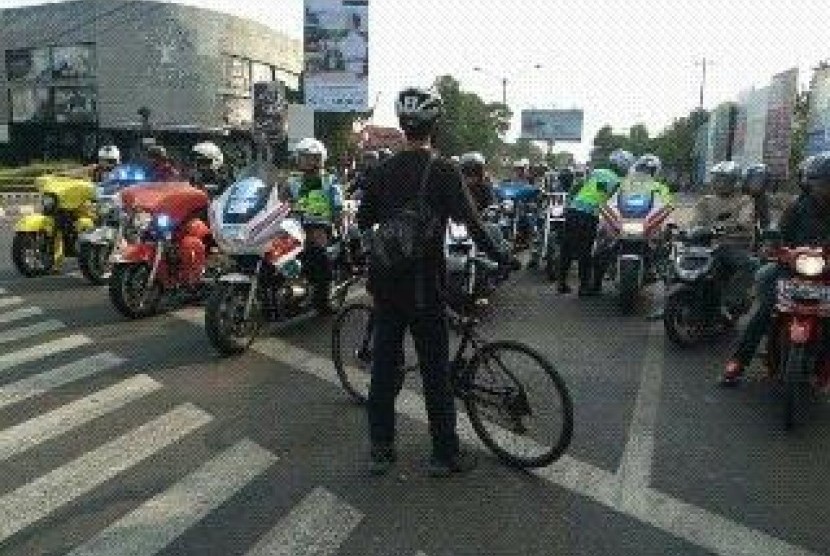 Pesepeda asal Yogyakarta Elanto Wijoyono menghadang rombongan moge