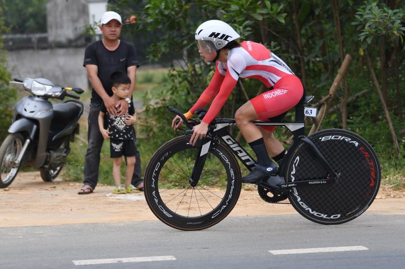 Pesepeda Ayustina Delia Priatna menyumbang perak pada Islamic Solidarity Games 2021.