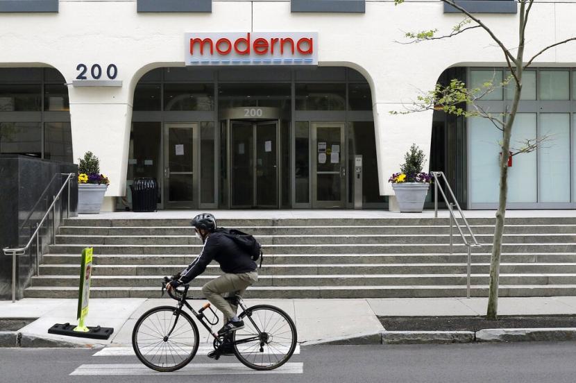 Pesepeda melintas di depan gedung Moderna Inc di Cambridge, Massachusetts, Amerika Serikat. Uji coba vaksin Covid-19 Moderna menunjukkan tanda berhasil pada orang dewasa tua.