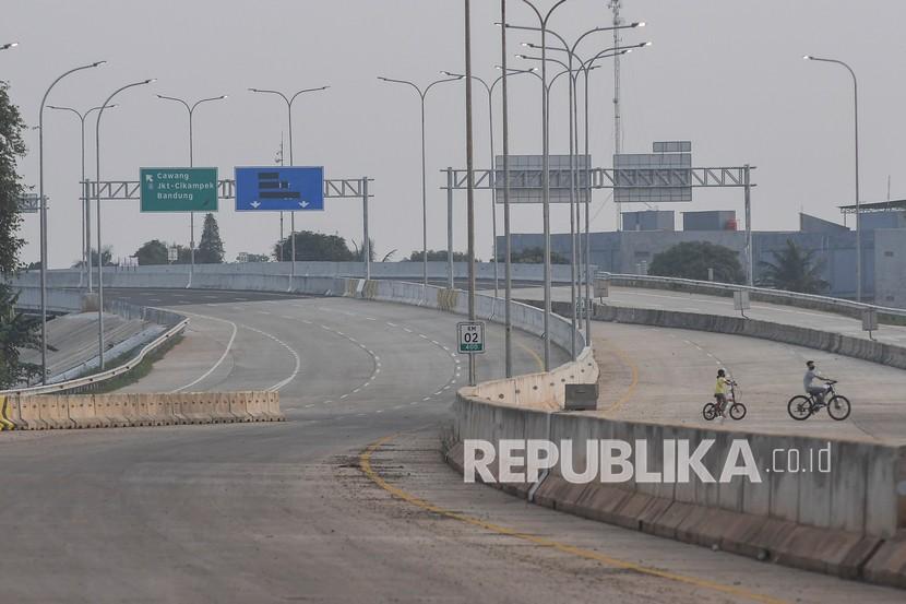 Pemandangan jalan Tol Cibitung-Cilincing seksi 1 interchange Telaga Asih, Kecamatan Cibitung, Kabupaten Bekasi, Jawa Barat, Kamis (29/7/2021). 