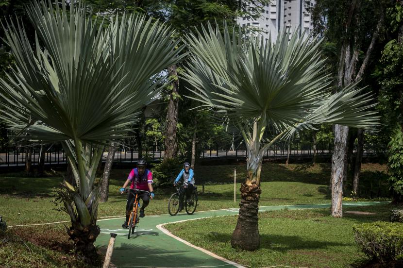 Pesepeda melintas di jalur sepeda Taman Semanggi, Jakarta, Rabu (12/10/2022). 