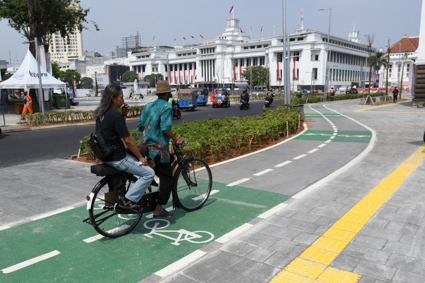 Pesepeda melintasi jalur sepeda yang selesai dibangun di Jalan Lada, kawasan Kota Tua, Jakarta, Rabu (24/8/2022). Pemprov DKI sebut butuh puluhan miliar rupiah untuk menyulap wajah Kota Tua.