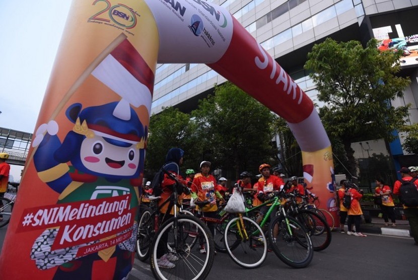 Pesepeda mengikuti kegiatan Fun Bike dalam rangkaian Hari Konsumen 2017 yang digelar Badan Standardisasi Nasional 