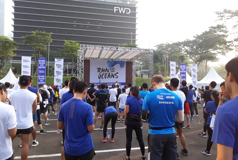 Peserta Adidas Run for the Oceans di SCBD Jakarta, Ahad (16/6).