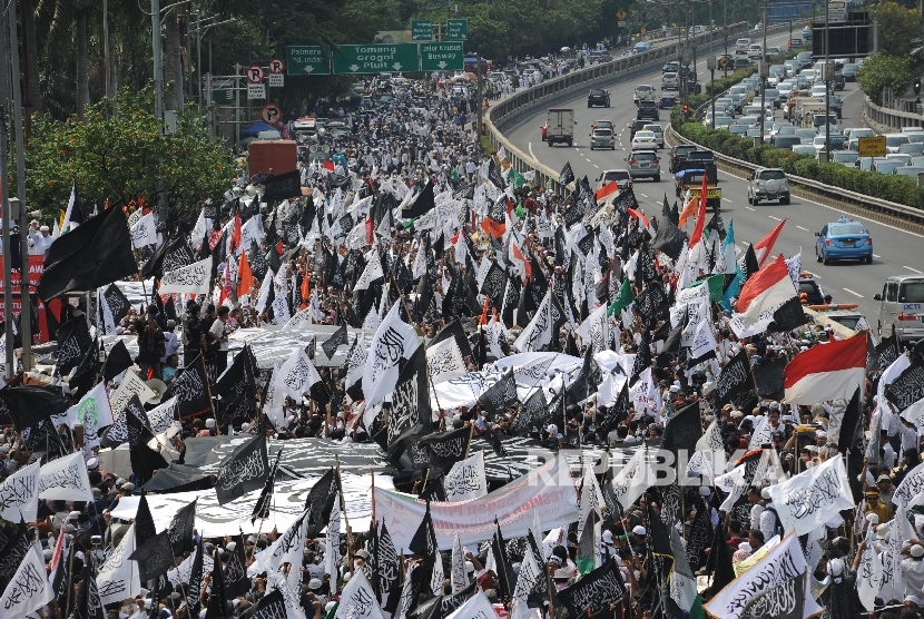 Peserta Akis 299. Peserta Aksi 299 unjuk rasa penolakan perpu ormas dan kebangkitan PKI di depan Kantor DPR RI dan MPR RI Jakarta, (29/09).