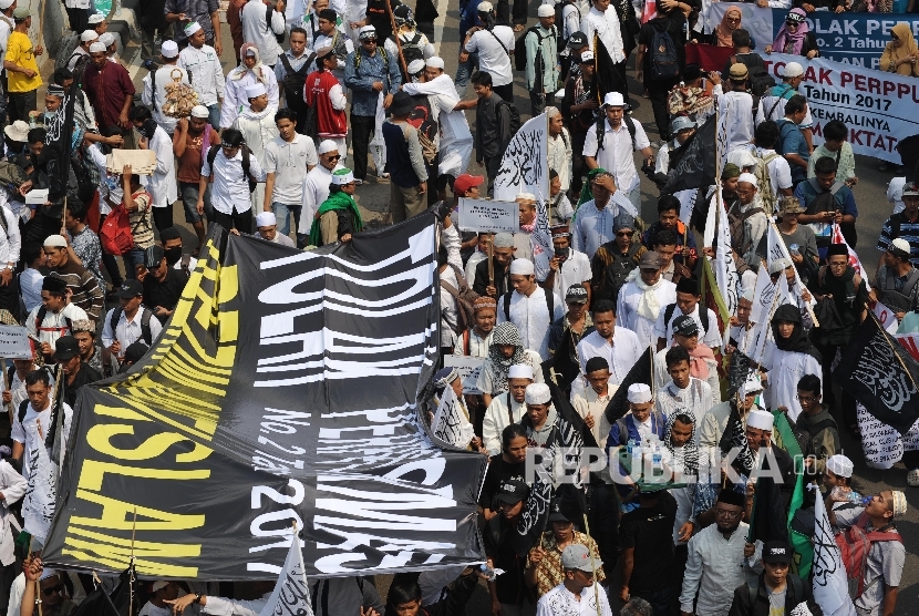 Peserta Akis 299. Peserta Aksi 299 unjuk rasa penolakan perpu ormas dan kebangkitan PKI di depan Kantor DPR RI dan MPR RI Jakarta, (29/09).