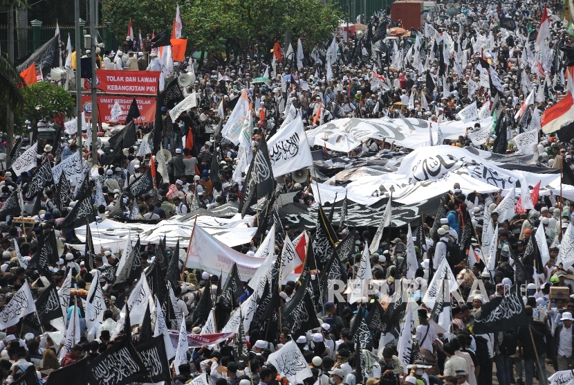Thousand of 299 rally participants gathered in front of the Parliament complex building, Jakarta, on Friday (September 29).