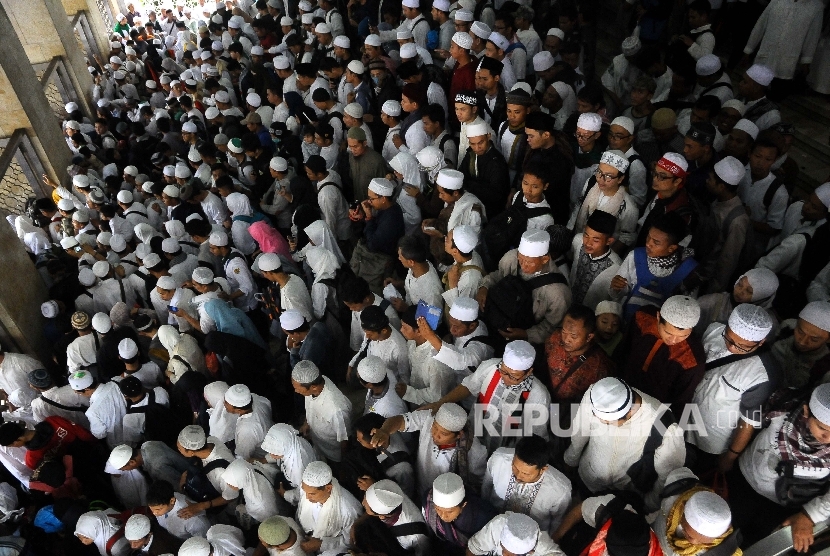 Peserta aksi 112 (12 Februari 2017) mengikuti Tausiyah Nasional di Masjid Istiqlal, Jakarta, Sabtu (11/2).