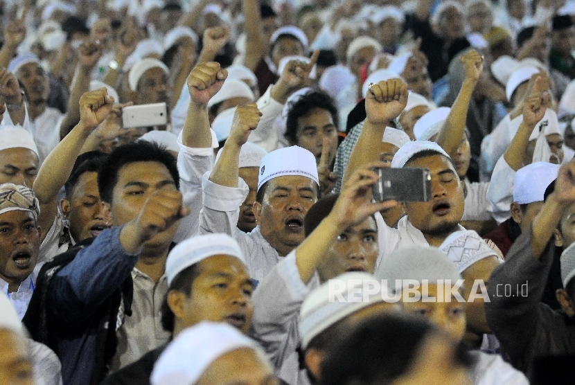 Peserta aksi 112 (12 Februari 2017) mengikuti Tausiyah Nasional di Masjid Istiqlal, Jakarta, Sabtu (11/2)