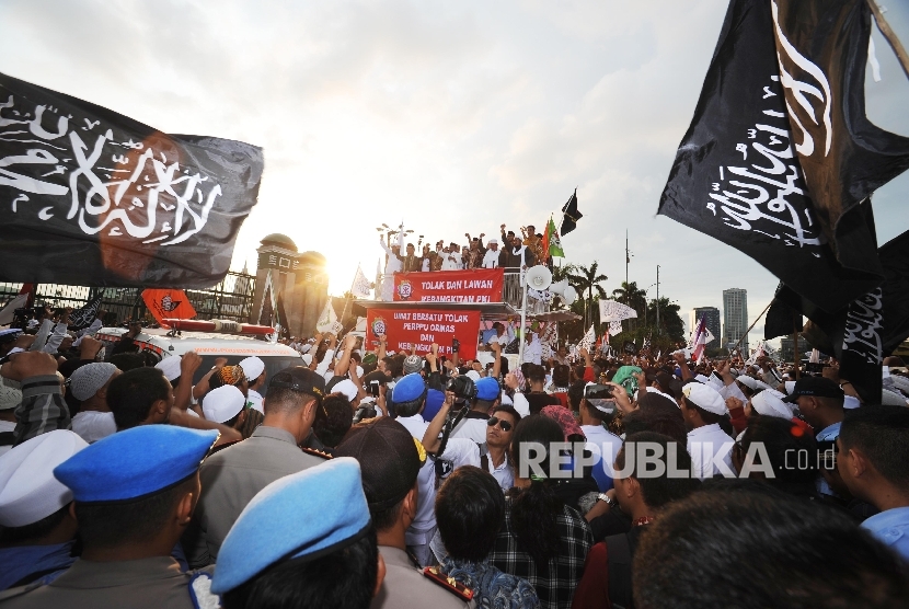  Peserta Aksi 299 bersama perwakilan Anggota DPR RI mengatakan allahuakbar saat unjuk rasa penolakan perpu ormas dan kebangkitan PKI di depan Kantor DPR RI dan MPR RI Jakarta, (29/09).