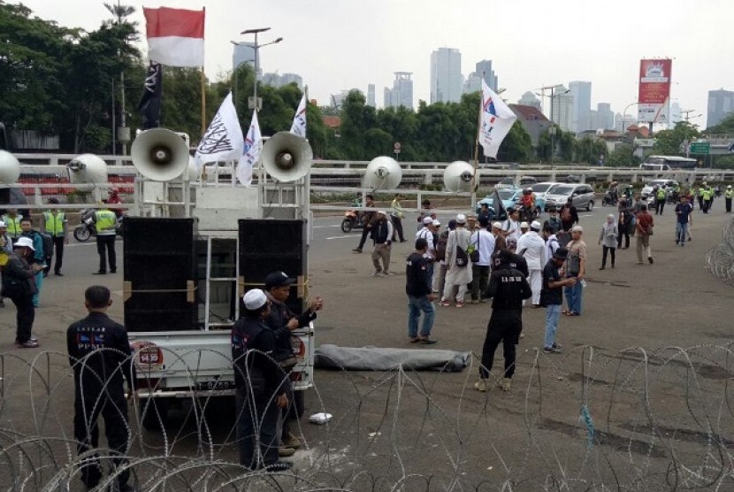 Peserta aksi 299 mulai mendatangi depan Gedung DPR/MPR di Senayan, Jakarta Pusat, Jumat (29/9)