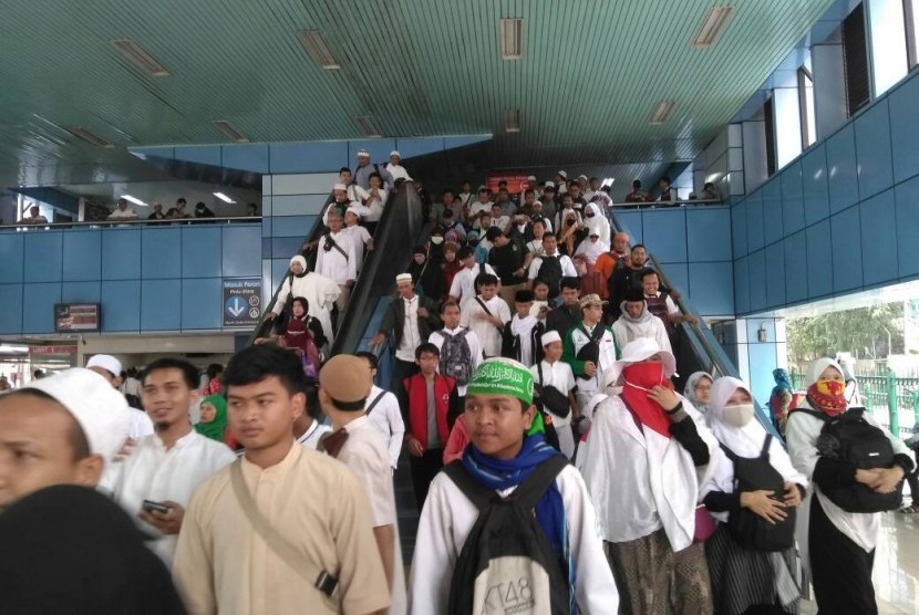 Peserta Aksi 55 yang menggunakan moda transportasi Commuter Line di Stasiun Juanda, Jum'at (4/5).