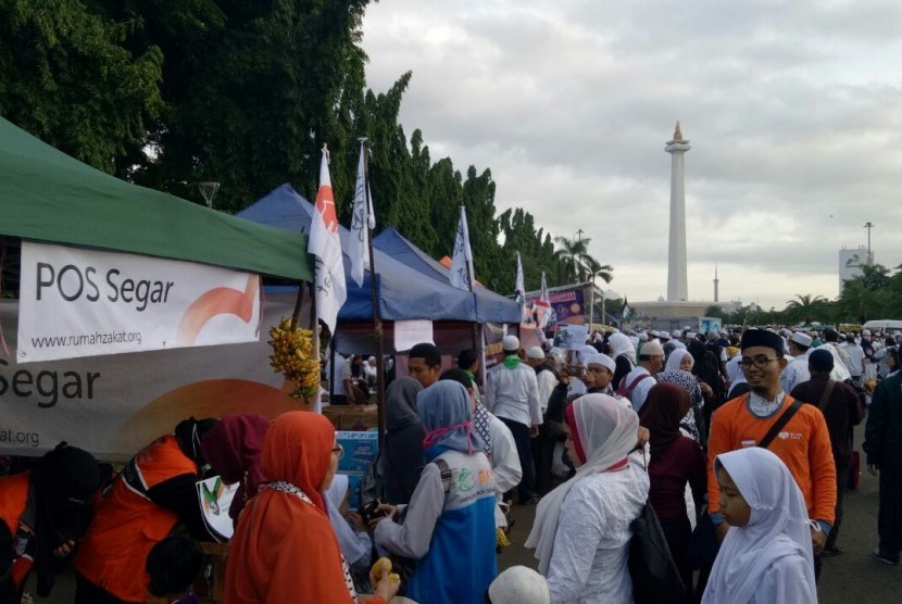 Peserta Aksi Bela Al Quds antusias mendatangani Pos Segar Rumah Zakat di kawasan Monas, Jakarta, Ahad (17/12).