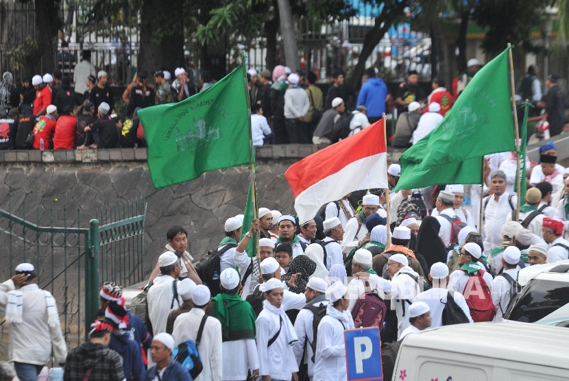  Peserta Aksi Bela Islam III berkumpul usai menunaikan ibadah shalat subuh berjamaah di Masjid Istiqlal, Jakarta, Jumat (2/12). 