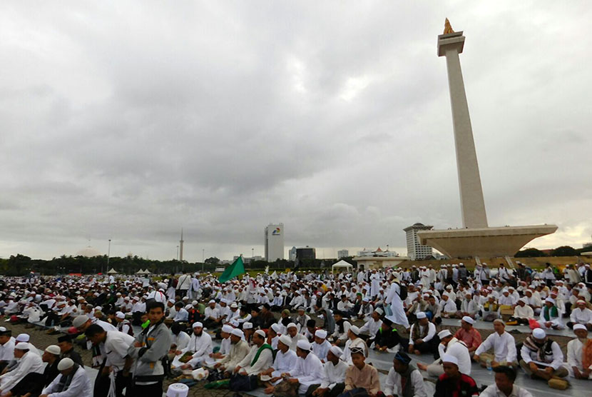 Peserta Aksi Bela Islam III memadati lapangan Monas, Jakarta, Jumat (2/12).