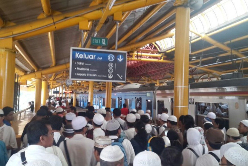 Peserta Aksi Bela Islam III tengah memadati Stasiun Gongdangdia, Jakarta Pusat, Jumat (2/12).