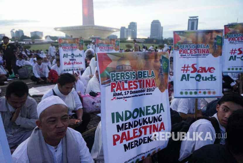 Peserta aksi bela Palestina memadati kawasan Lapangan Monas, Jakarta, Ahad (17/12).