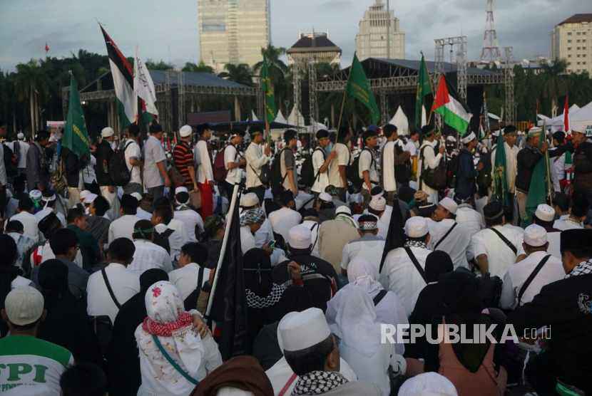 Peserta aksi bela Palestina memadati kawasan Lapangan Monas, Jakarta, Ahad (17/12).