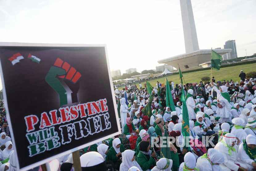 Peserta aksi bela Palestina memadati kawasan monas,Jakarta,ahad(17/12)