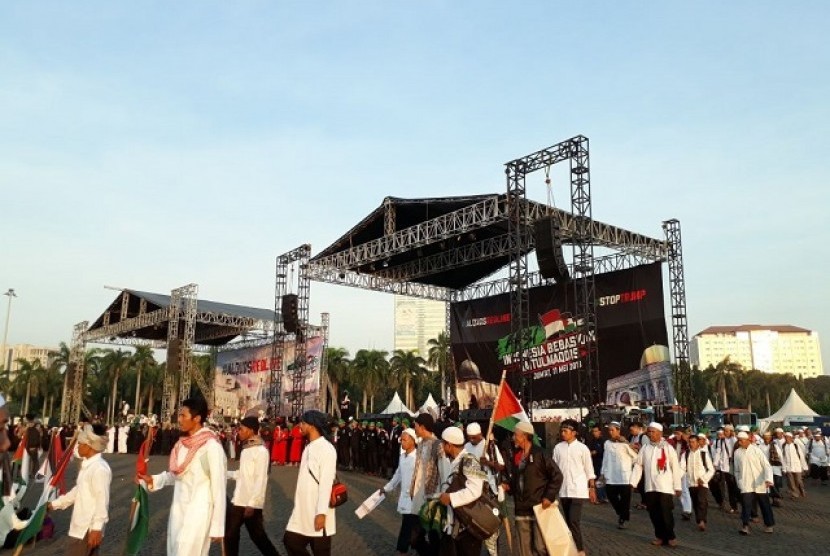 Peserta Aksi Bela Palestina mulai berkumpul di lapangan Monas, Jumat (11/5).