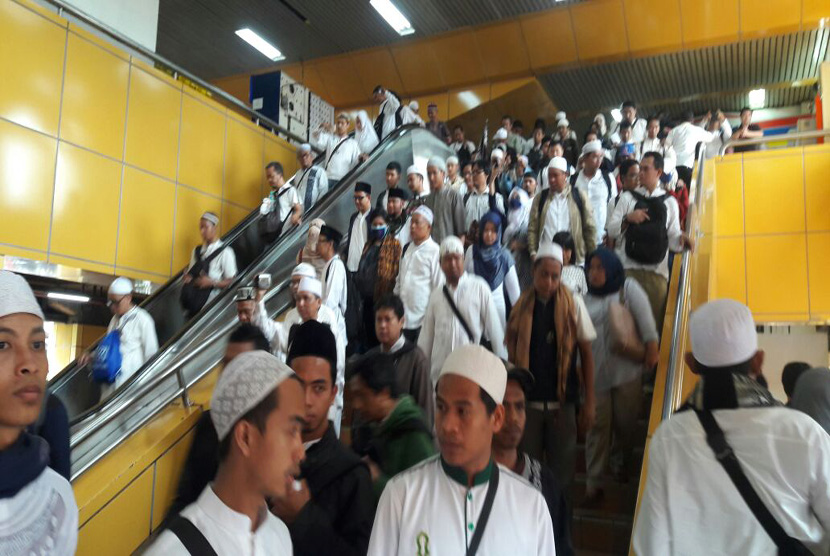 Peserta aksi damai 2 Desember tengah memadati stasiun Gondangdia. Massa yang mayoritas dari Depok dan Bogor tiba di stasiun Gondangdia dan langsung mengarah ke Monumen Nasional.